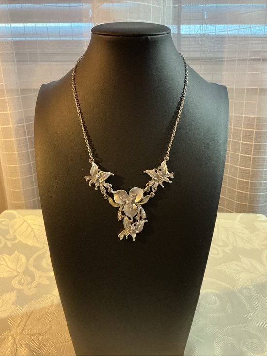 Butterfly and Floral Silver Tone Necklace Jewelry - Butterfly and Floral Romantic Rhinestone Silver Tone Statement Necklace